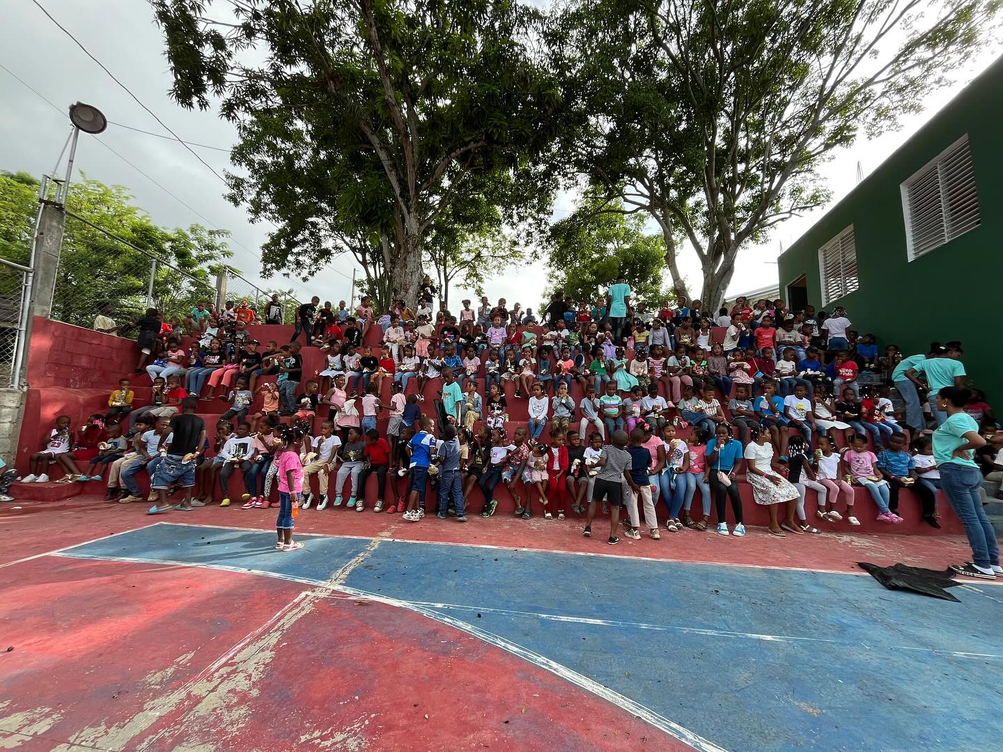 Cientos de niños reunidos en las gradas durante evento de la Fundación EBDV Boruga en San Cristóbal
